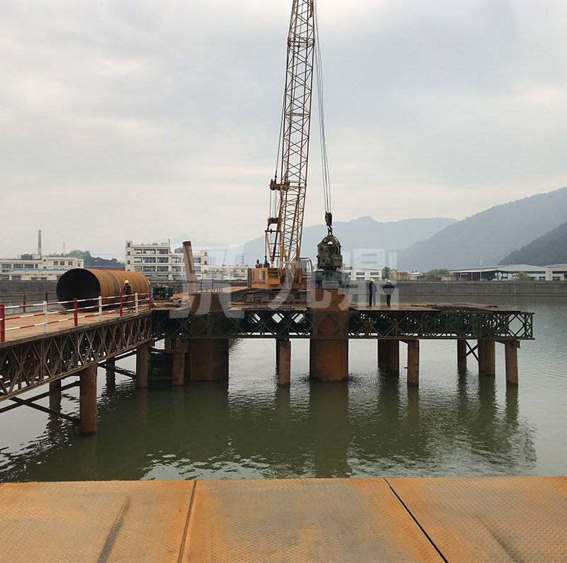 贝雷片由上、下弦杆、竖杆及斜杆焊接而成